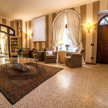 Palazzo Finati Bed & Breakfast อัลบา ภายนอก รูปภาพ