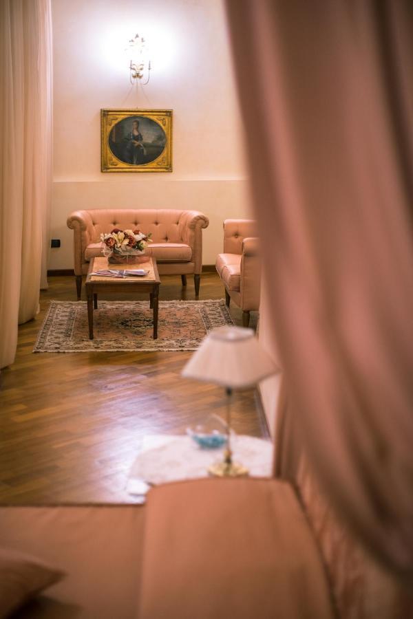 Palazzo Finati Bed & Breakfast อัลบา ภายนอก รูปภาพ