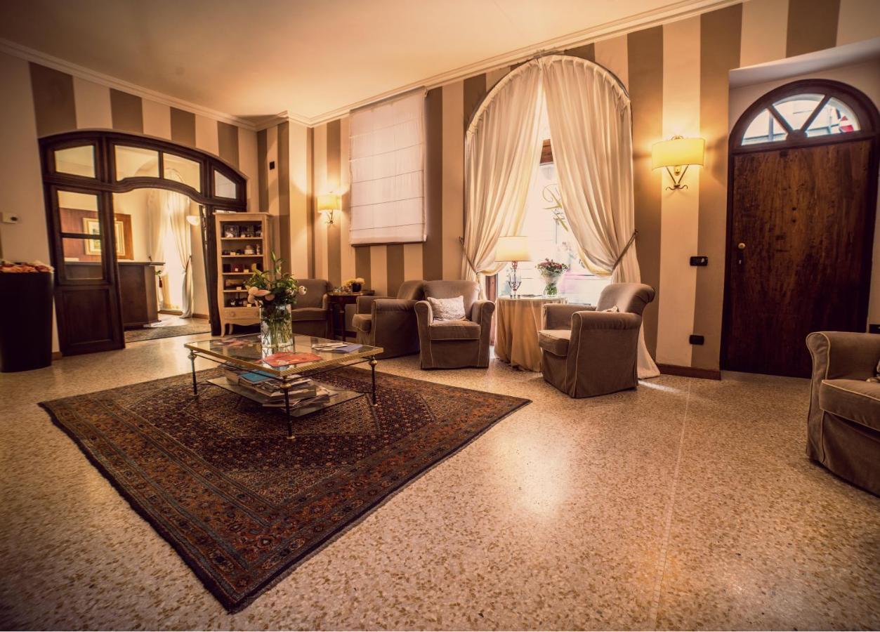 Palazzo Finati Bed & Breakfast อัลบา ภายนอก รูปภาพ