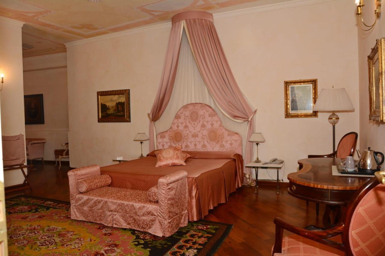 Palazzo Finati Bed & Breakfast อัลบา ภายนอก รูปภาพ
