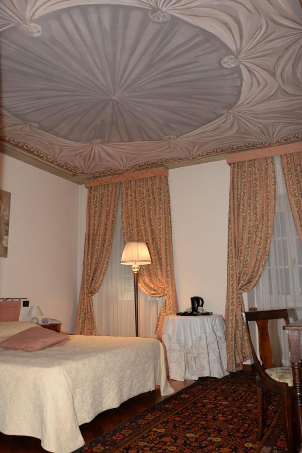 Palazzo Finati Bed & Breakfast อัลบา ภายนอก รูปภาพ