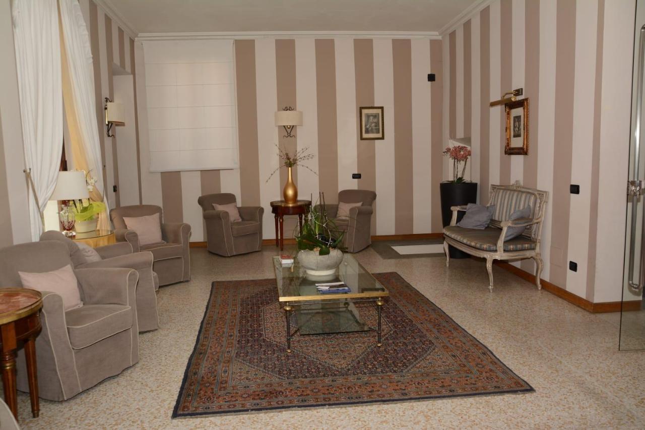 Palazzo Finati Bed & Breakfast อัลบา ภายนอก รูปภาพ