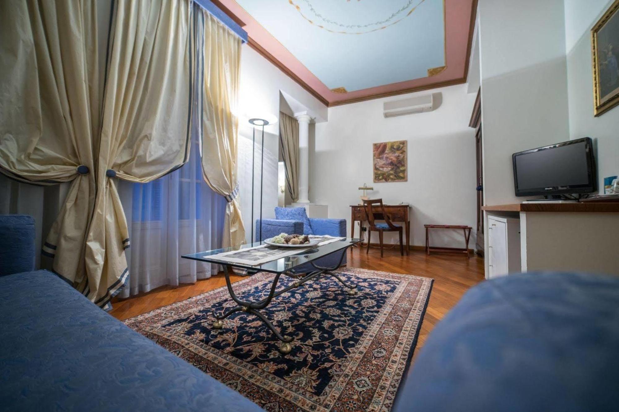 Palazzo Finati Bed & Breakfast อัลบา ภายนอก รูปภาพ