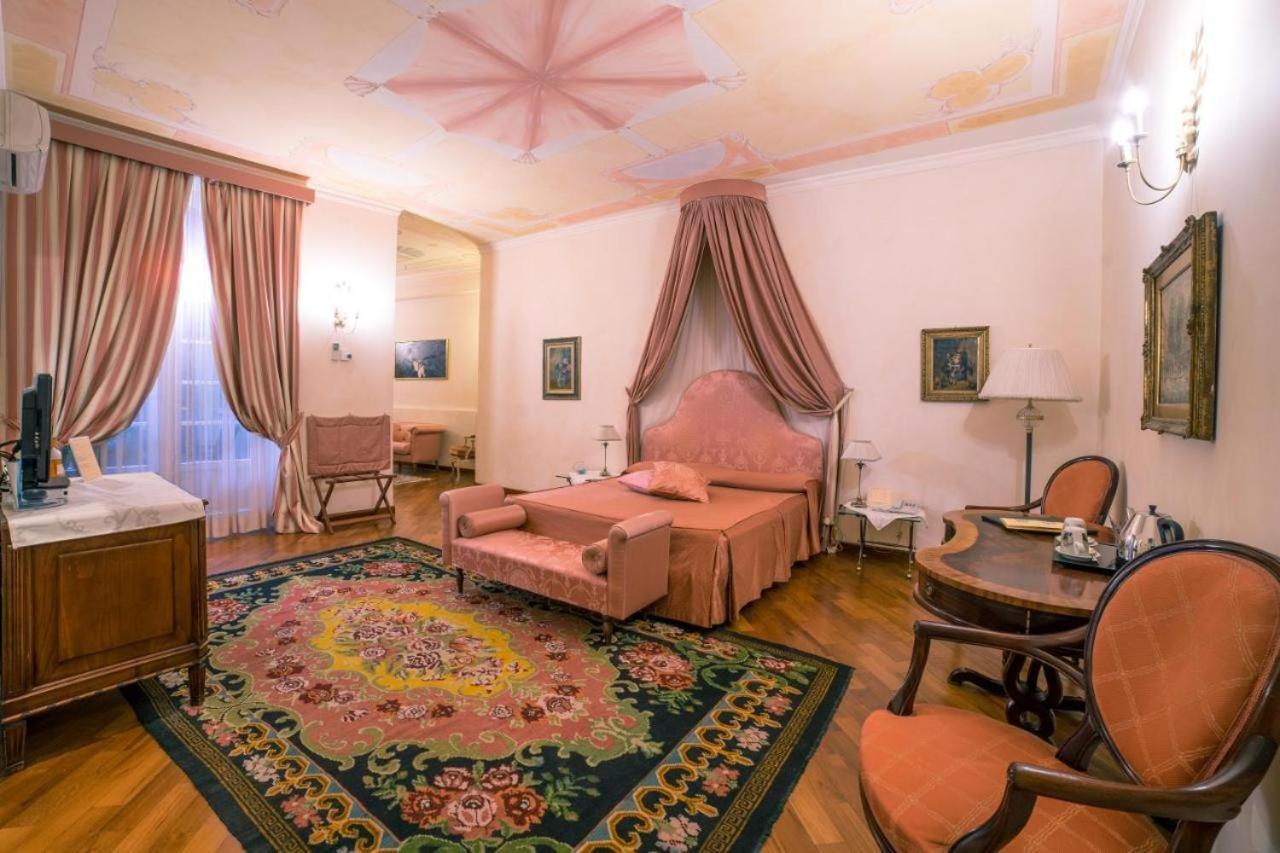 Palazzo Finati Bed & Breakfast อัลบา ภายนอก รูปภาพ