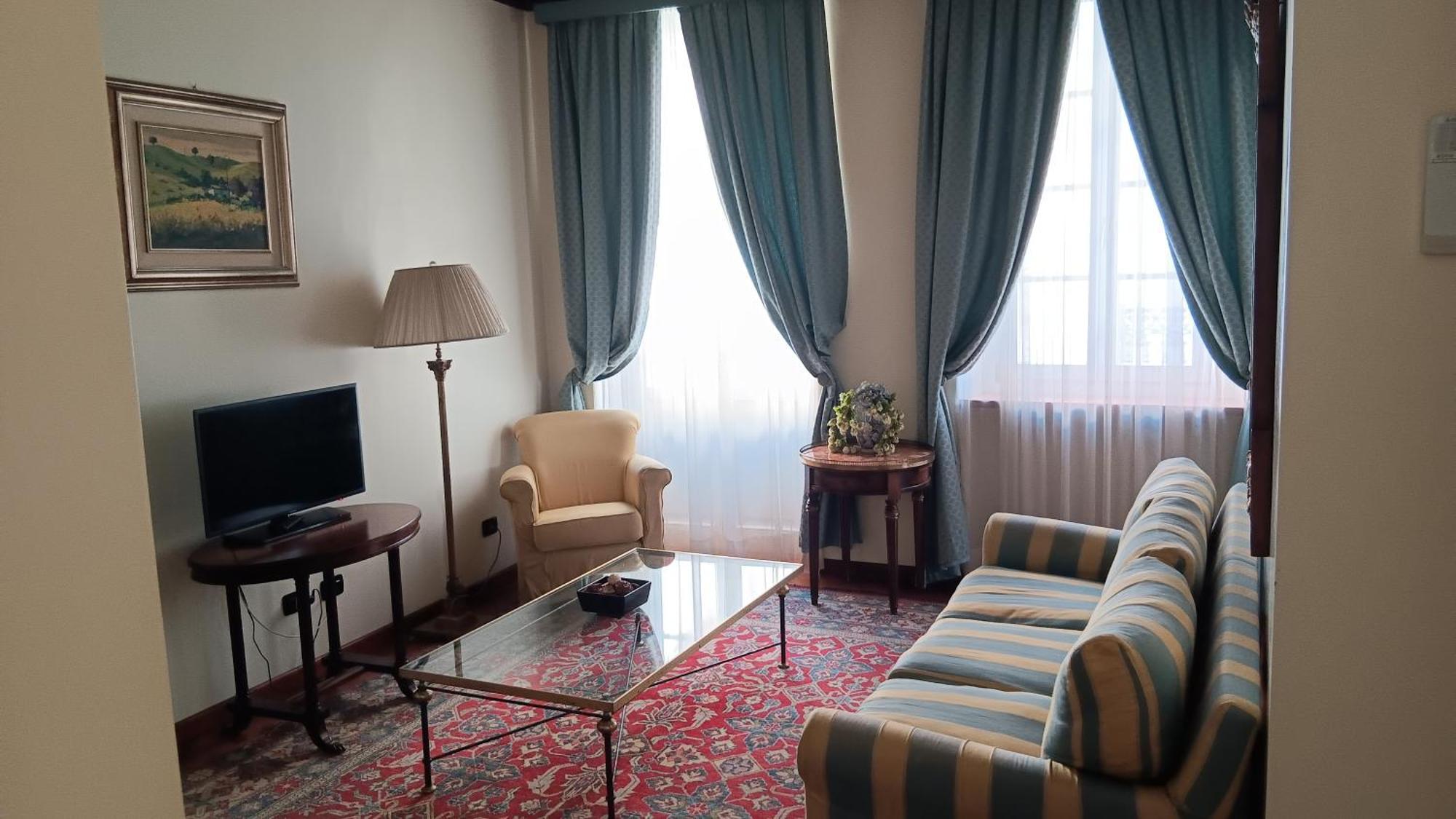 Palazzo Finati Bed & Breakfast อัลบา ภายนอก รูปภาพ