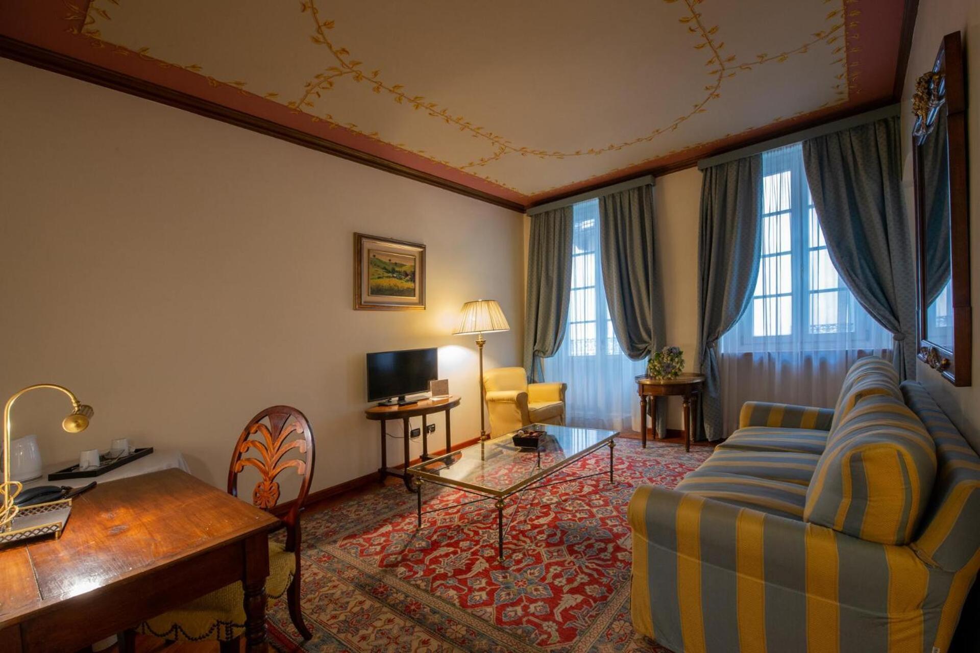 Palazzo Finati Bed & Breakfast อัลบา ภายนอก รูปภาพ