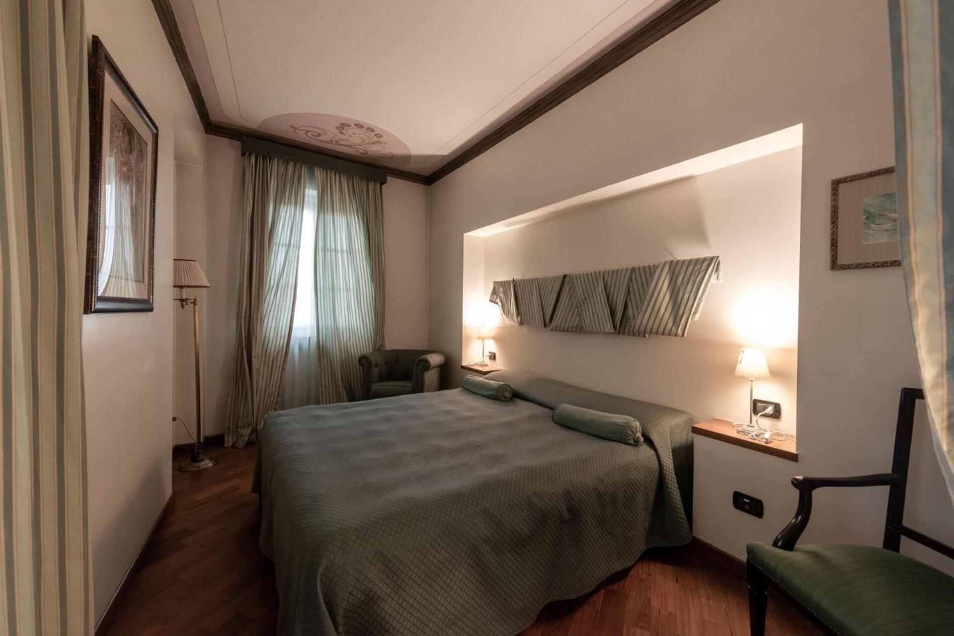 Palazzo Finati Bed & Breakfast อัลบา ภายนอก รูปภาพ