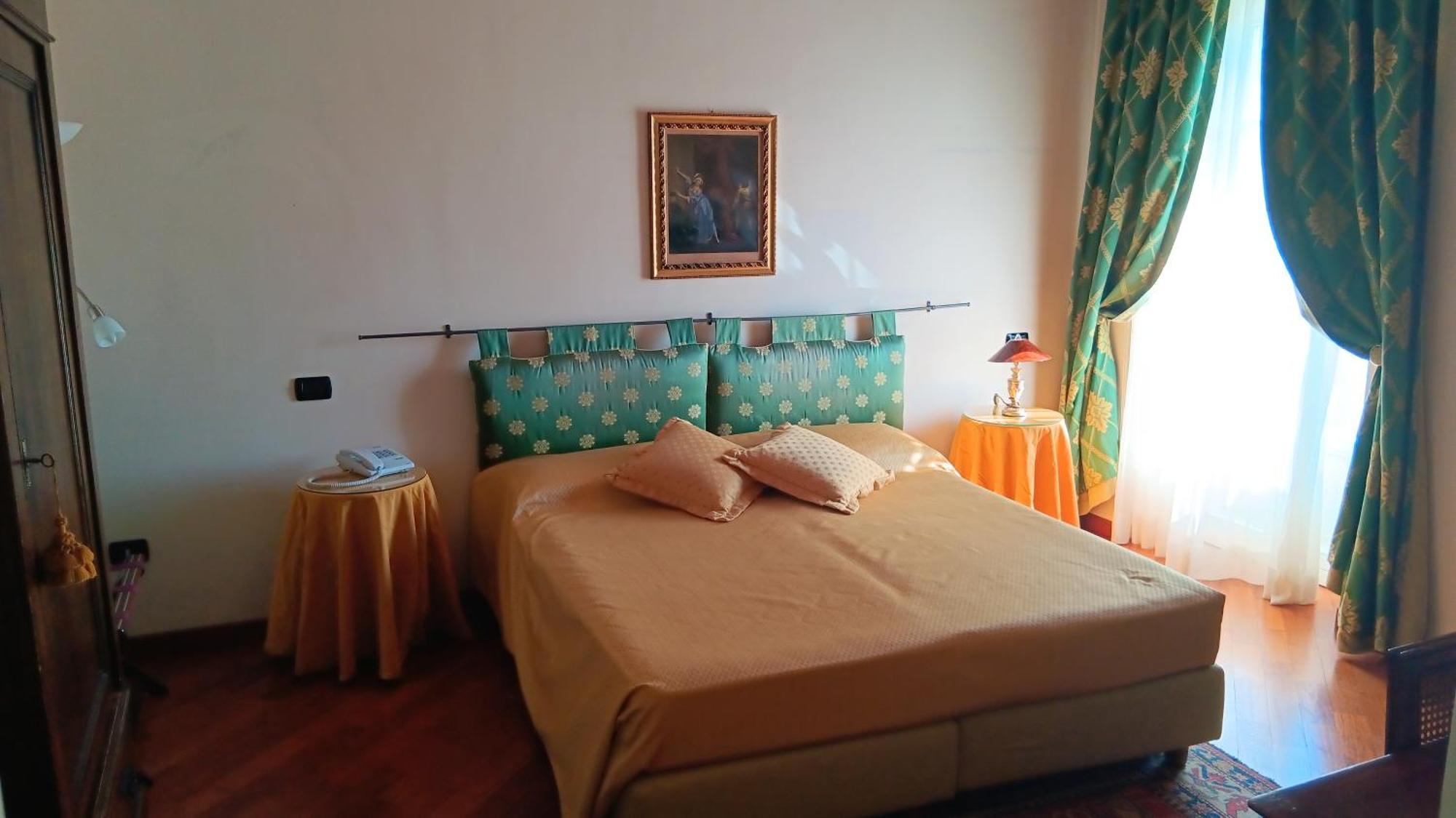 Palazzo Finati Bed & Breakfast อัลบา ภายนอก รูปภาพ