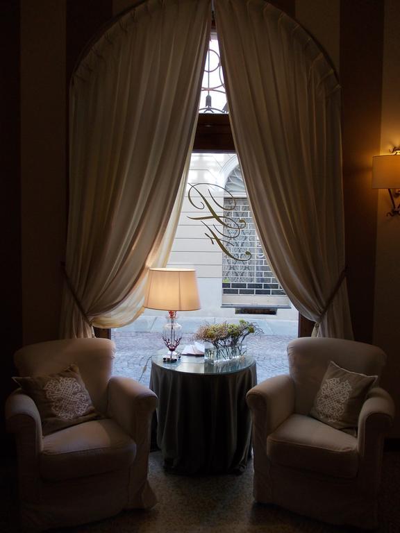 Palazzo Finati Bed & Breakfast อัลบา ภายนอก รูปภาพ