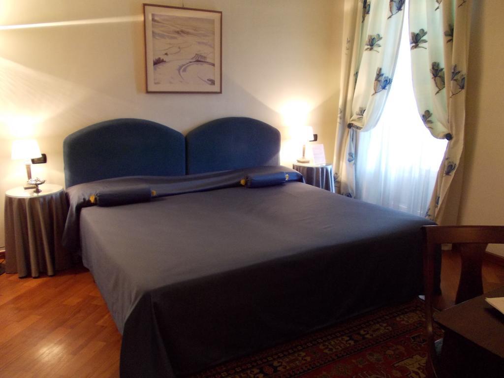Palazzo Finati Bed & Breakfast อัลบา ห้อง รูปภาพ