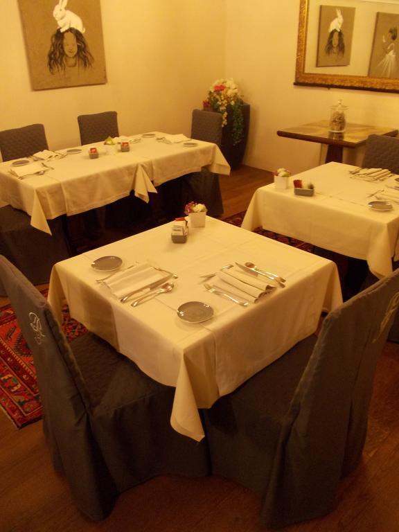 Palazzo Finati Bed & Breakfast อัลบา ภายนอก รูปภาพ