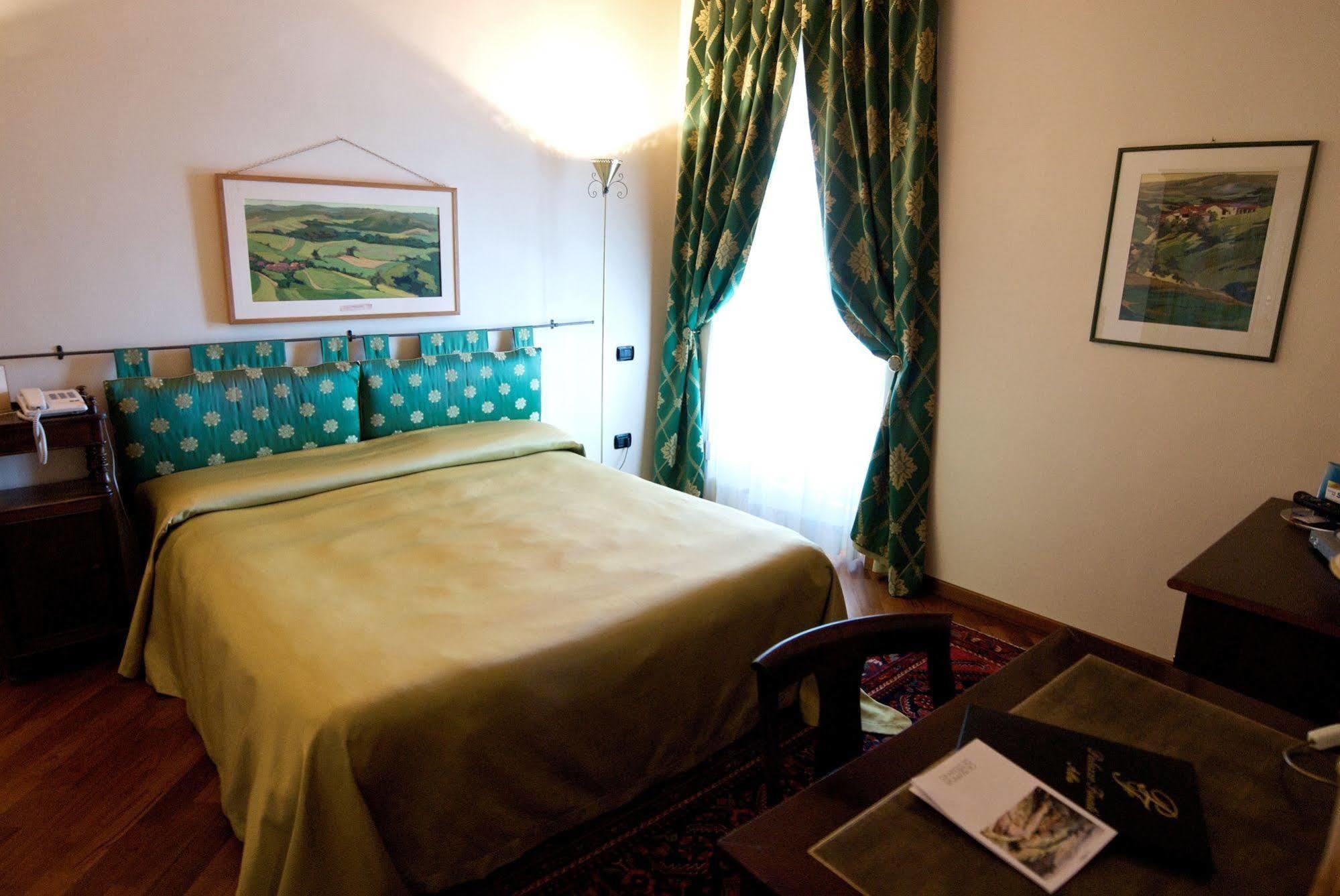 Palazzo Finati Bed & Breakfast อัลบา ภายนอก รูปภาพ