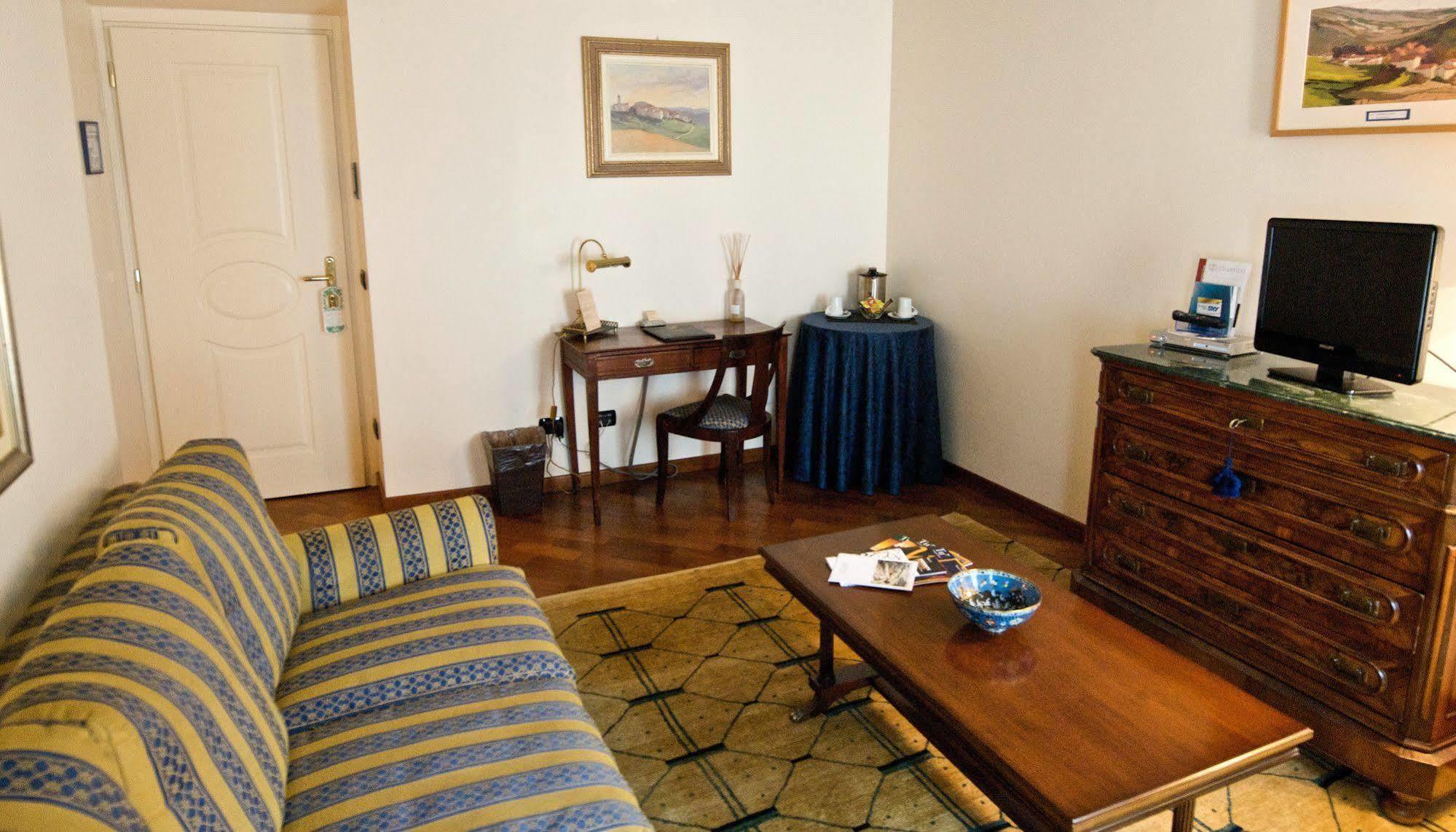 Palazzo Finati Bed & Breakfast อัลบา ภายนอก รูปภาพ