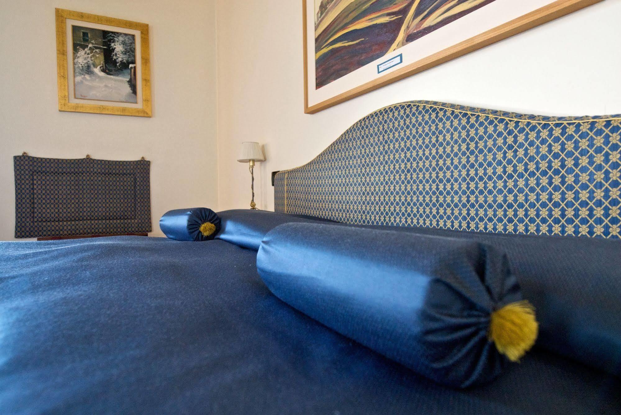 Palazzo Finati Bed & Breakfast อัลบา ภายนอก รูปภาพ