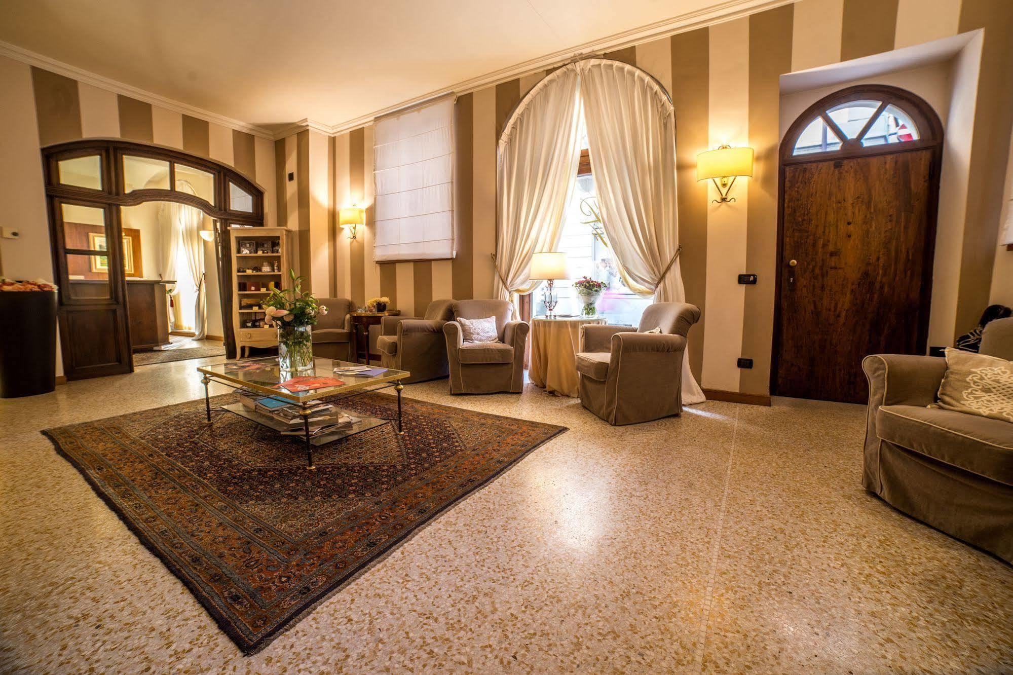 Palazzo Finati Bed & Breakfast อัลบา ภายนอก รูปภาพ