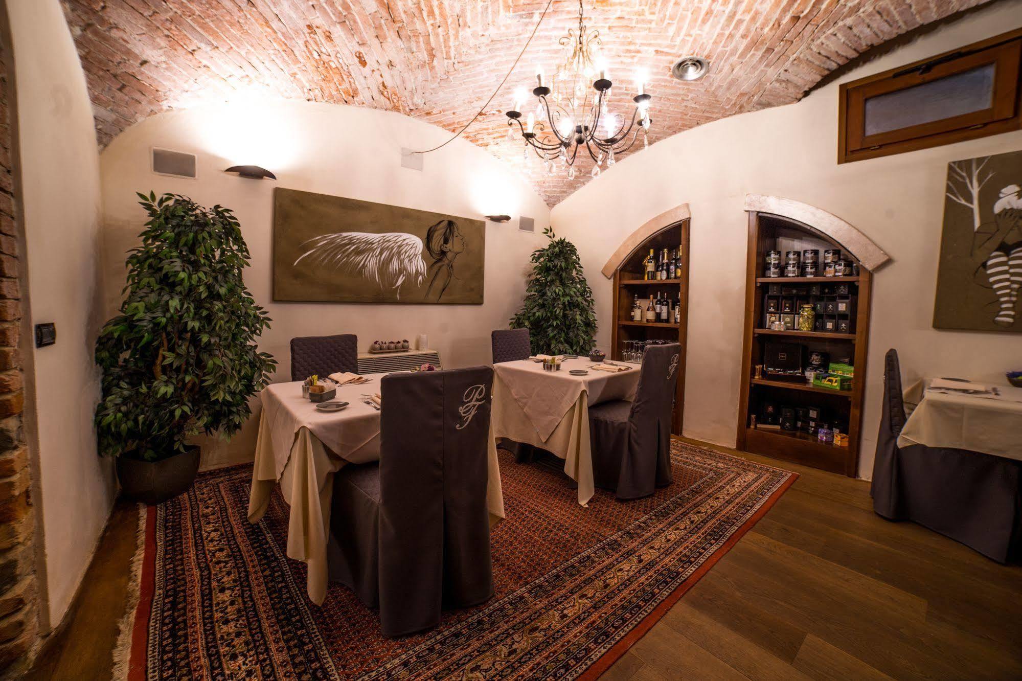 Palazzo Finati Bed & Breakfast อัลบา ภายนอก รูปภาพ