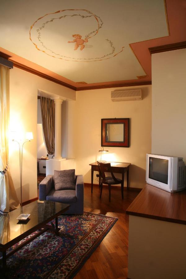 Palazzo Finati Bed & Breakfast อัลบา ห้อง รูปภาพ